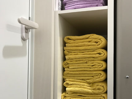 Towel cabinet